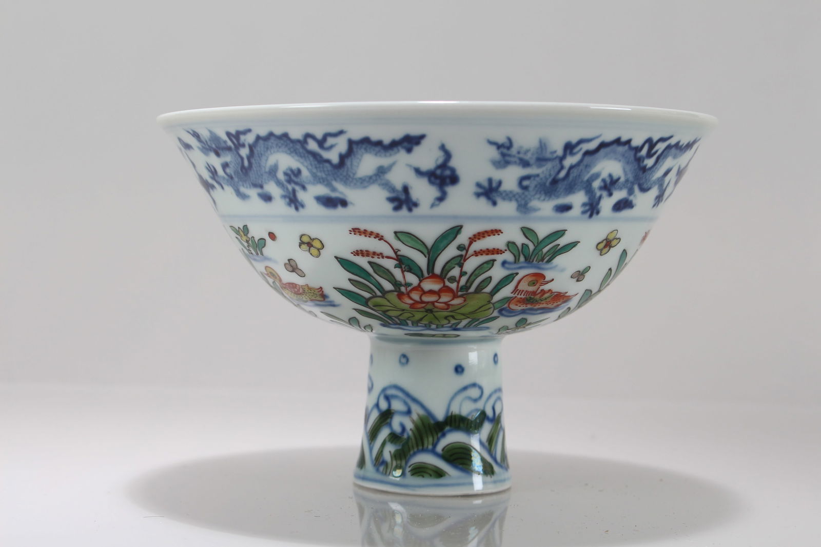 A Chinese Tall-end Blue and White Porcelain Dragon-decorating Bowl (1 of 4)