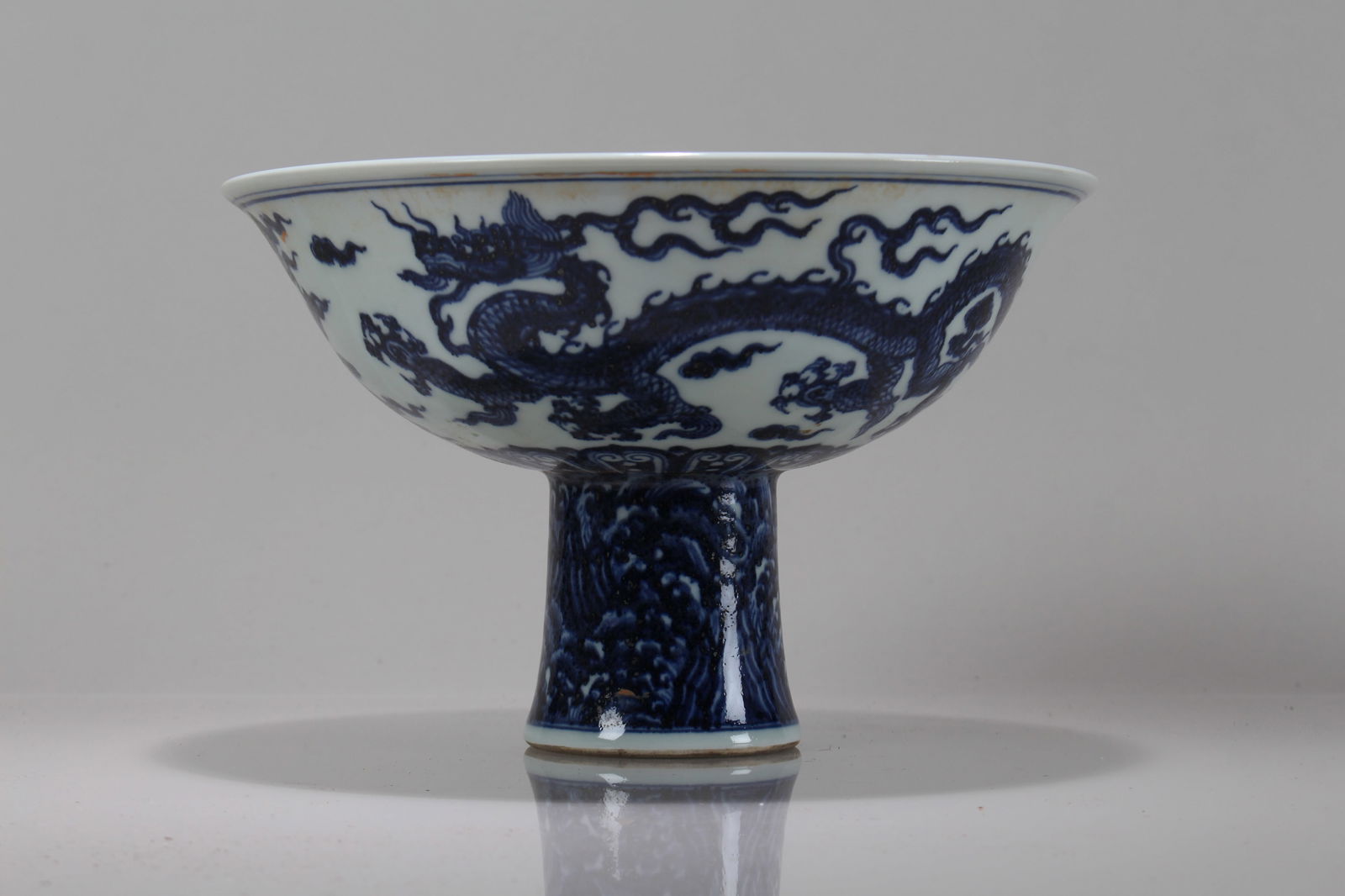 A Chinese Dragon-decorating Blue and White Porcelain Cup (1 of 5)