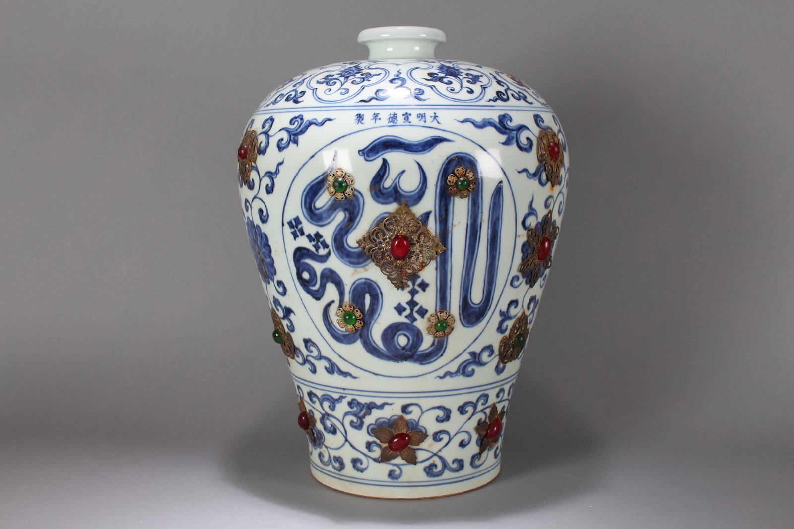 A Chinese Anicent-framing Massive Porcelain Fortune Vase: A Chinese Anicent-framing Massive Porcelain Fortune Vase. Height : 16.5 (inch). Opening Diameter : 11 (inch).
