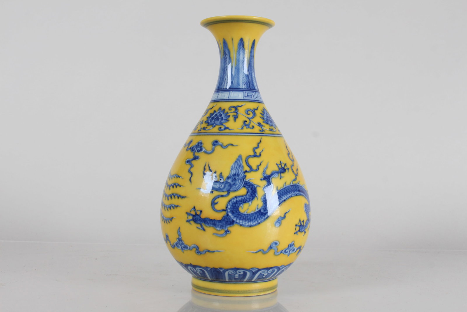 A Chinese Yellow-coding Dragon-decorating Porcelain Fortune Vase: A Chinese Yellow-coding Dragon-decorating Porcelain Fortune Vase . Height: 8.5 (inch).