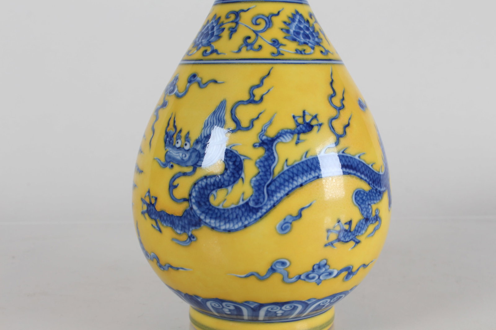 A Chinese Yellow-coding Dragon-decorating Porcelain Fortune Vase - 2