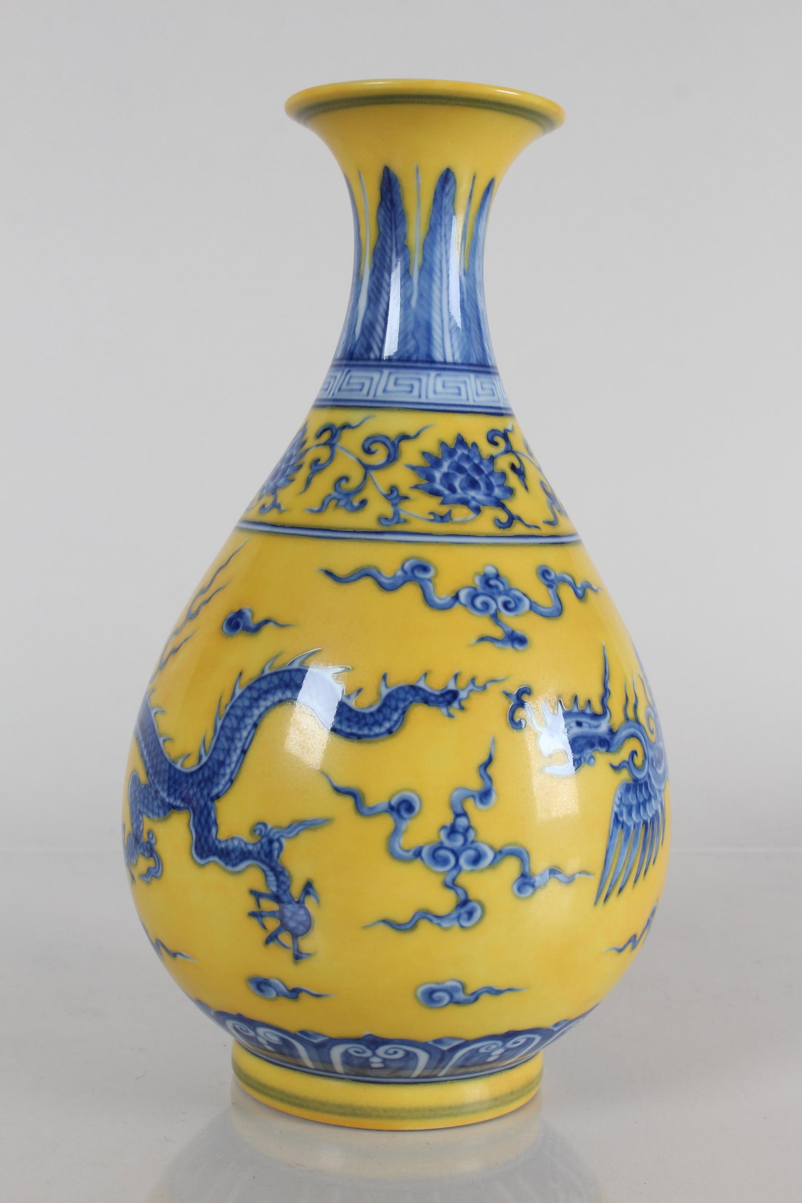A Chinese Yellow-coding Dragon-decorating Porcelain Fortune Vase - 3