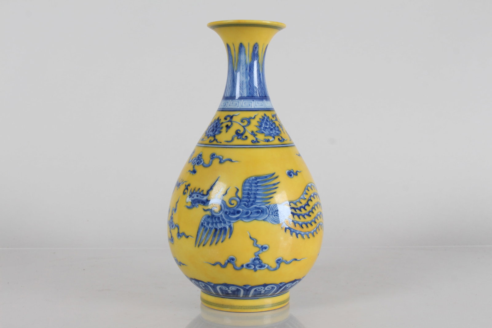 A Chinese Yellow-coding Dragon-decorating Porcelain Fortune Vase - 4