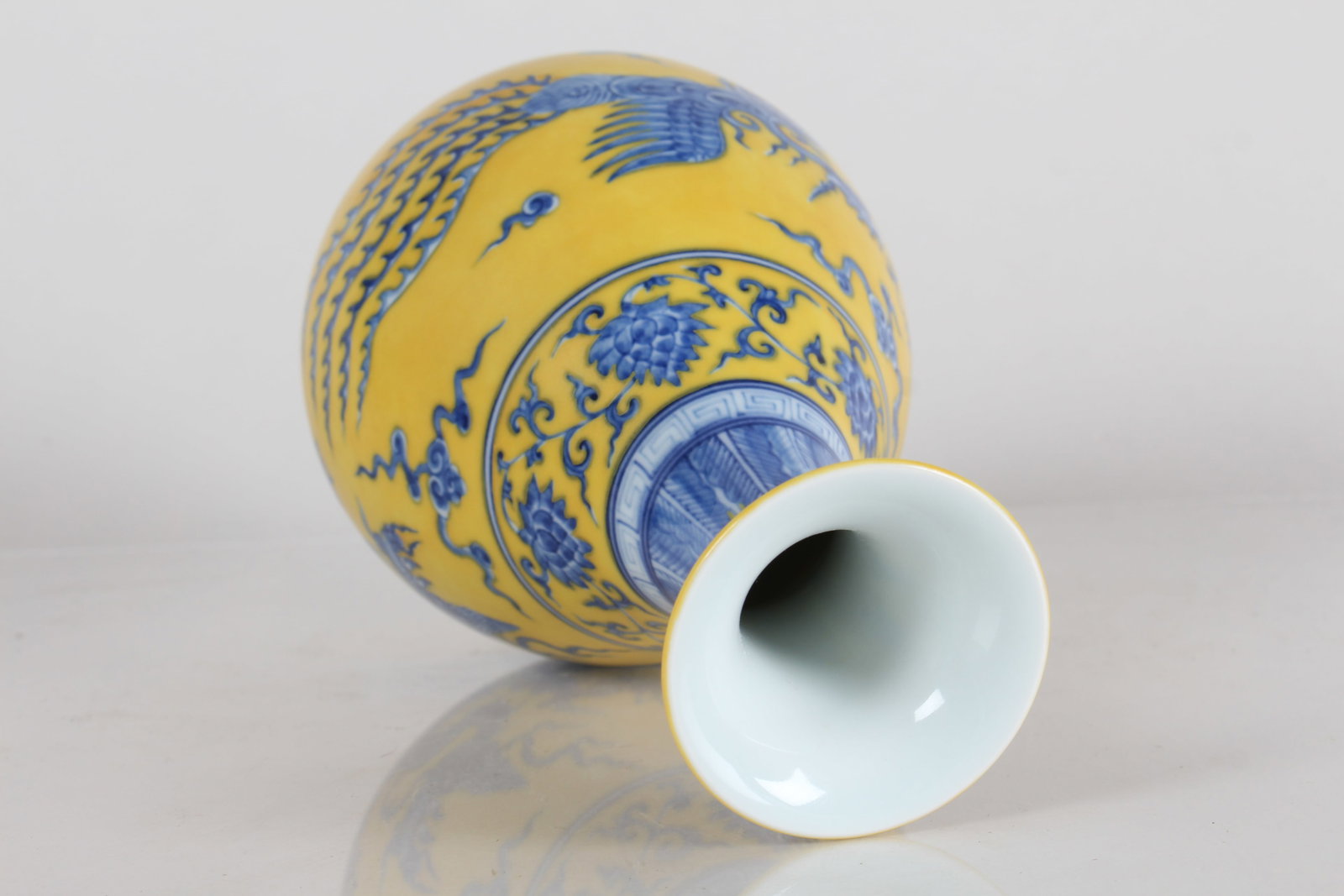 A Chinese Yellow-coding Dragon-decorating Porcelain Fortune Vase - 8