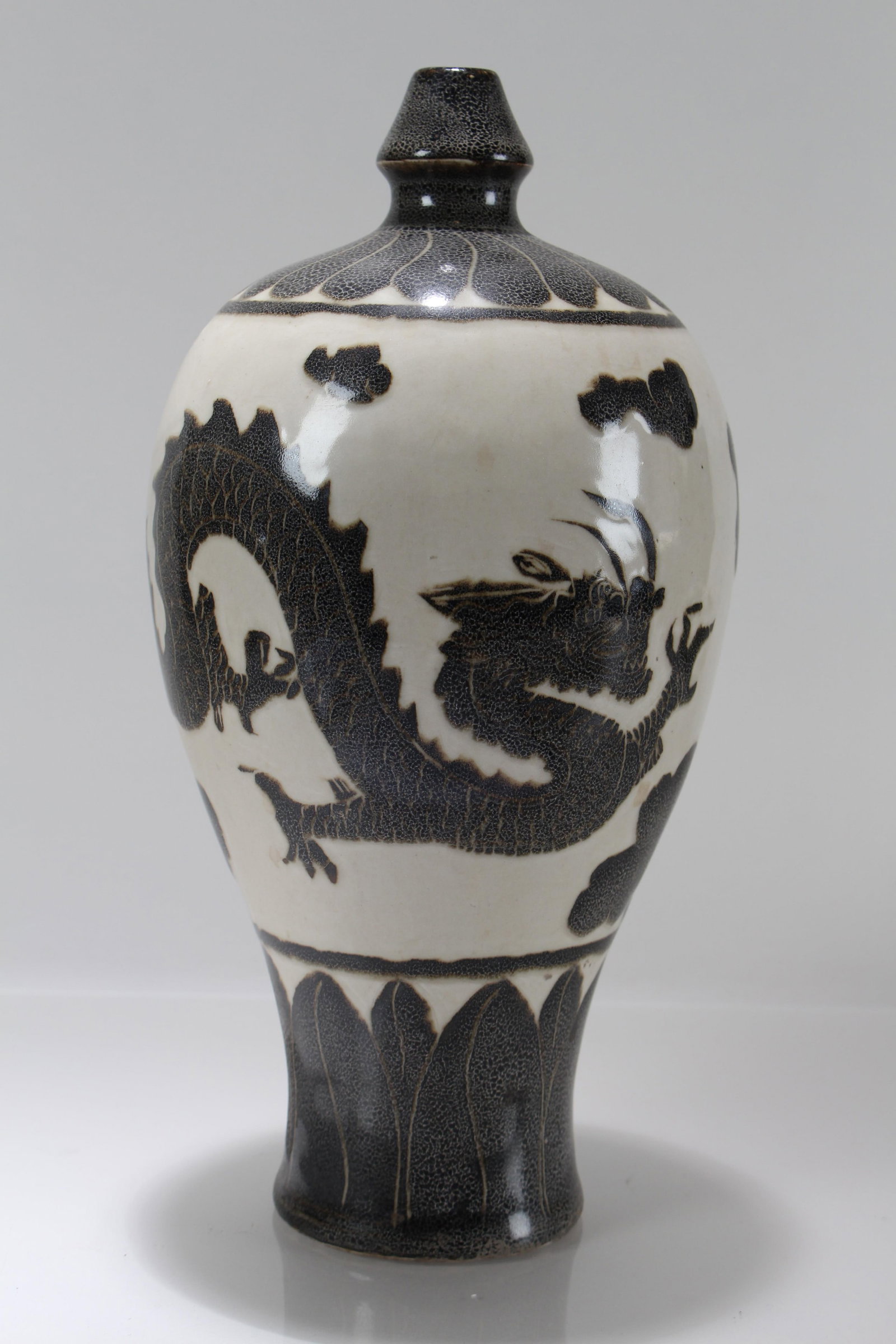 A Chinese Dragon-decorating Anicent-framing Porcelain Fortune Vase: A Chinese Dragon-decorating Anicent-framing Porcelain Fortune Vase. Height: 12 (inch).