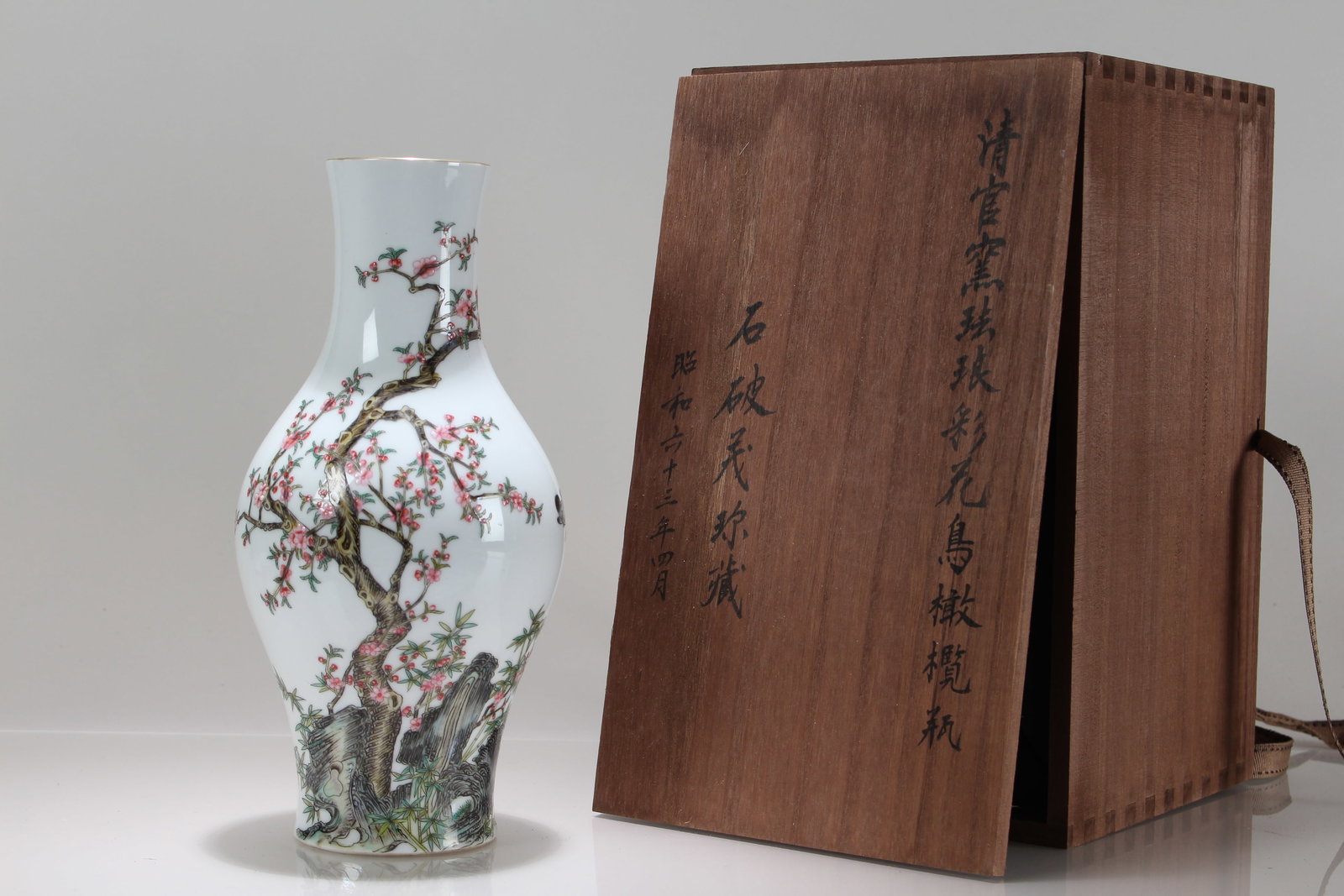 A Chinese Nature-sceen Porcelain Fortune Vase: A Chinese Nature-sceen Porcelain Fortune Vase. Height: 10 (inch).