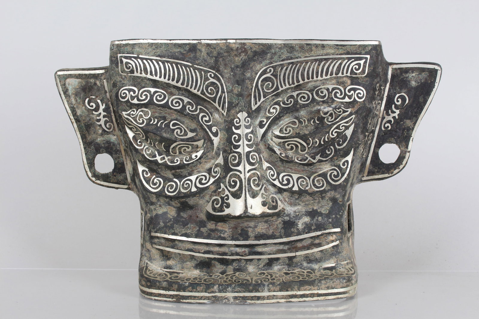A Chinese Duo-handled Ancient-framing Bronze Vessel Statue: A Chinese Duo-handled Ancient-framing Bronze Vessel Statue. Height: 9.5 (inch). 15 (inch).