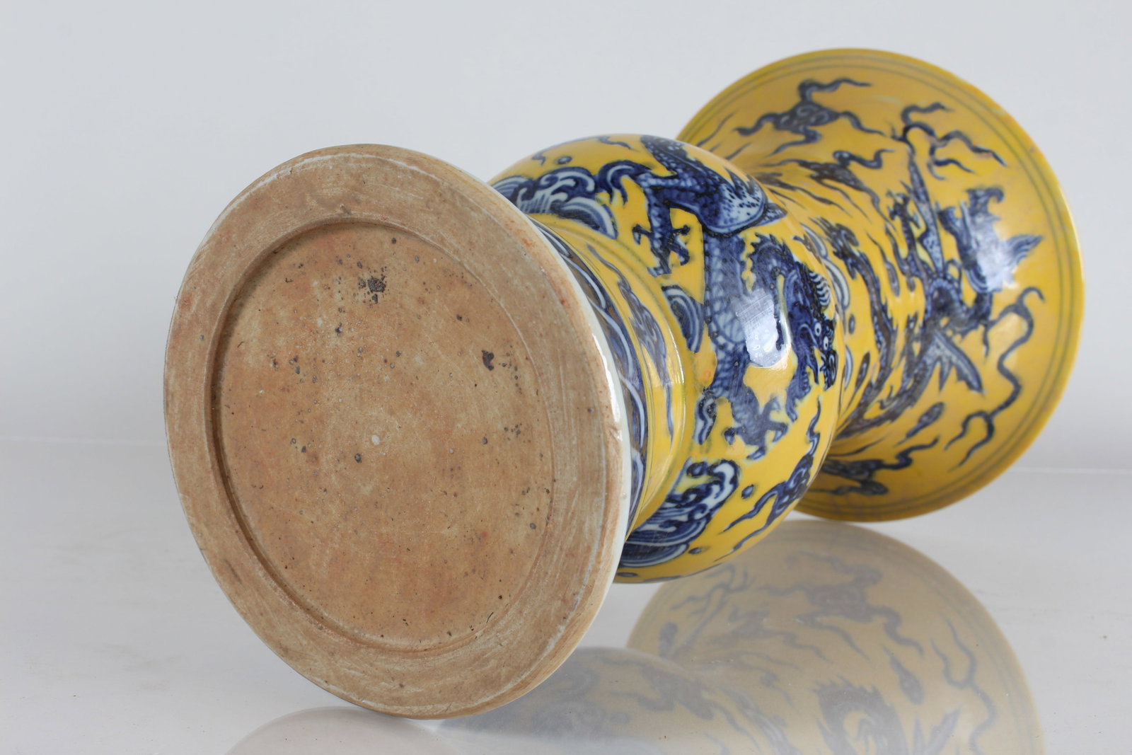 A Chinese Flat-opening Yellow-coding Dragon-decorating Porcelain Vase - 5