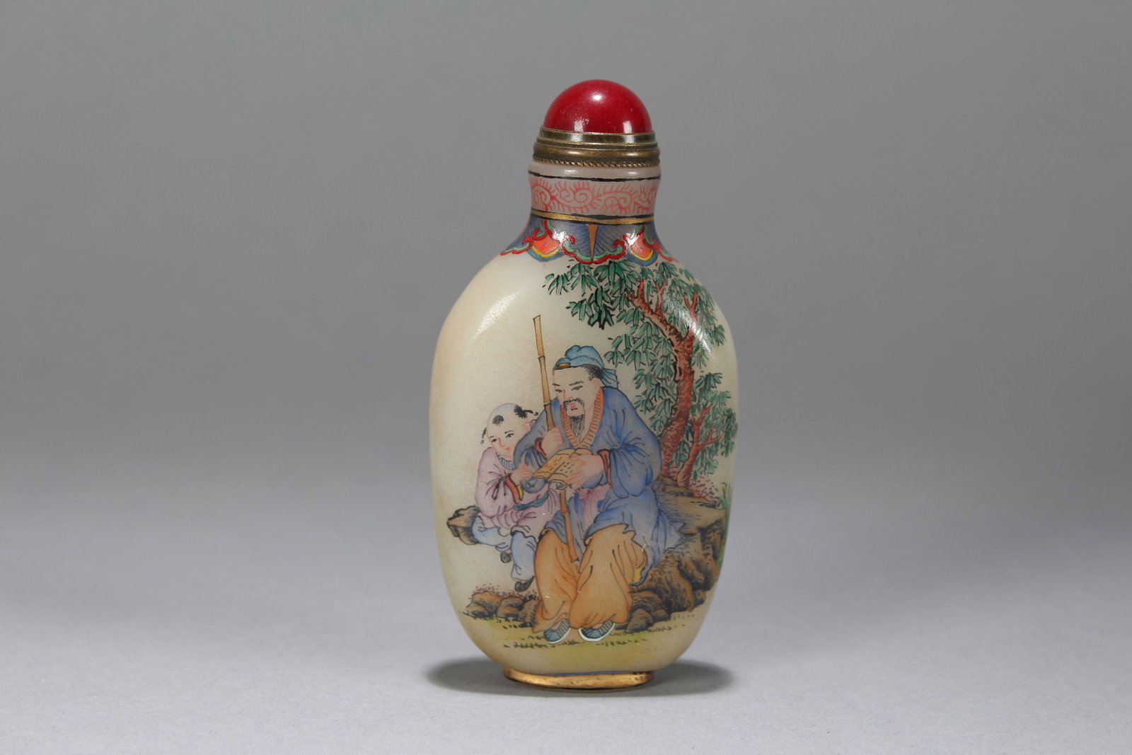 A Chinese Story-telling Lidded Snuff-bottle: A Chinese Story-telling Lidded Snuff-bottle. Height : 3.5 (inch). Width : 1.75 (inch). Length : 1 (inch).