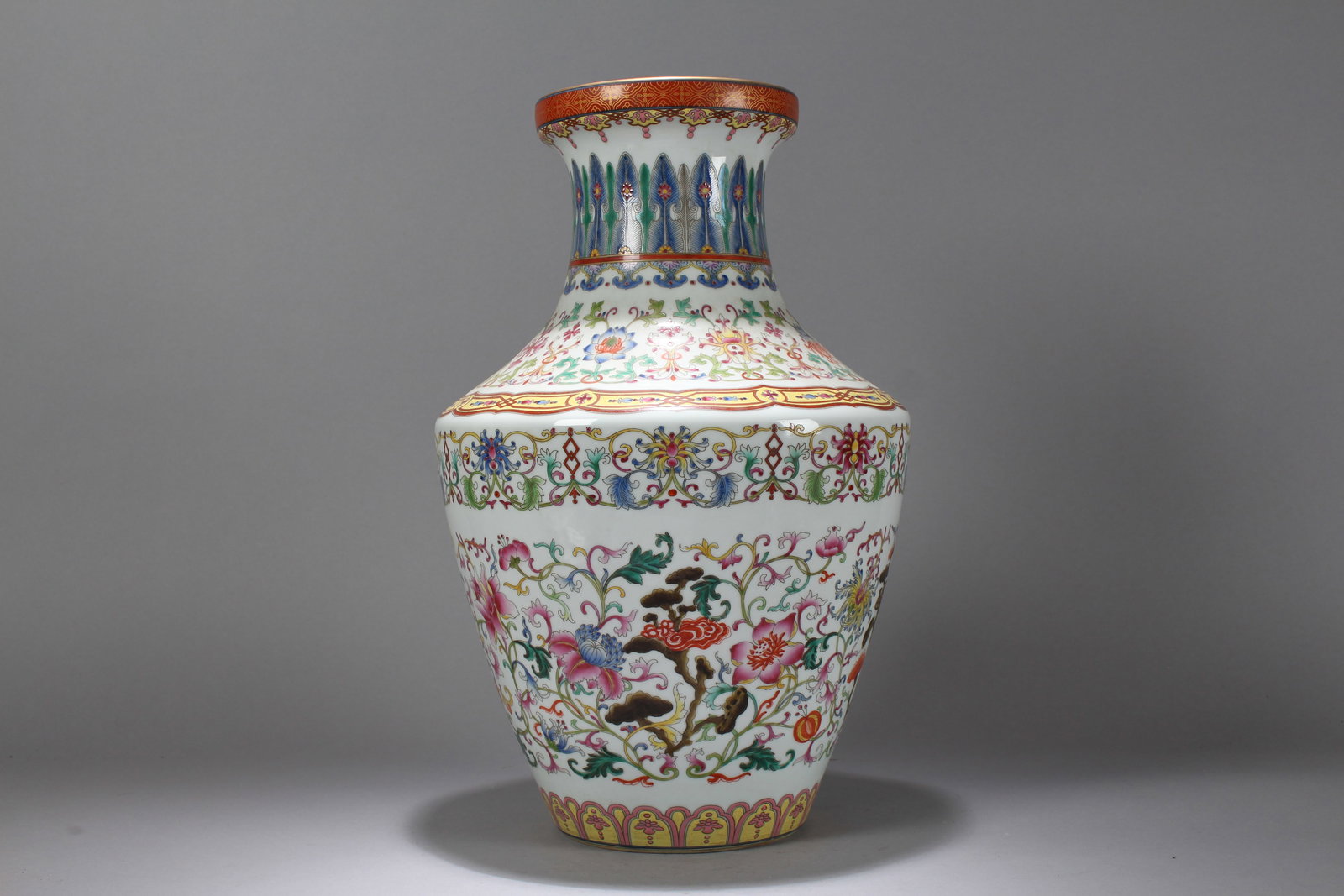 A Chinese Vividly-detailed Massive Nature-sceen Porcelain Fortune Vase: A Chinese Vividly-detailed Massive Nature-sceen Porcelain Fortune Vase. Height: 16.5 (inch). Width: 10 (inch).
