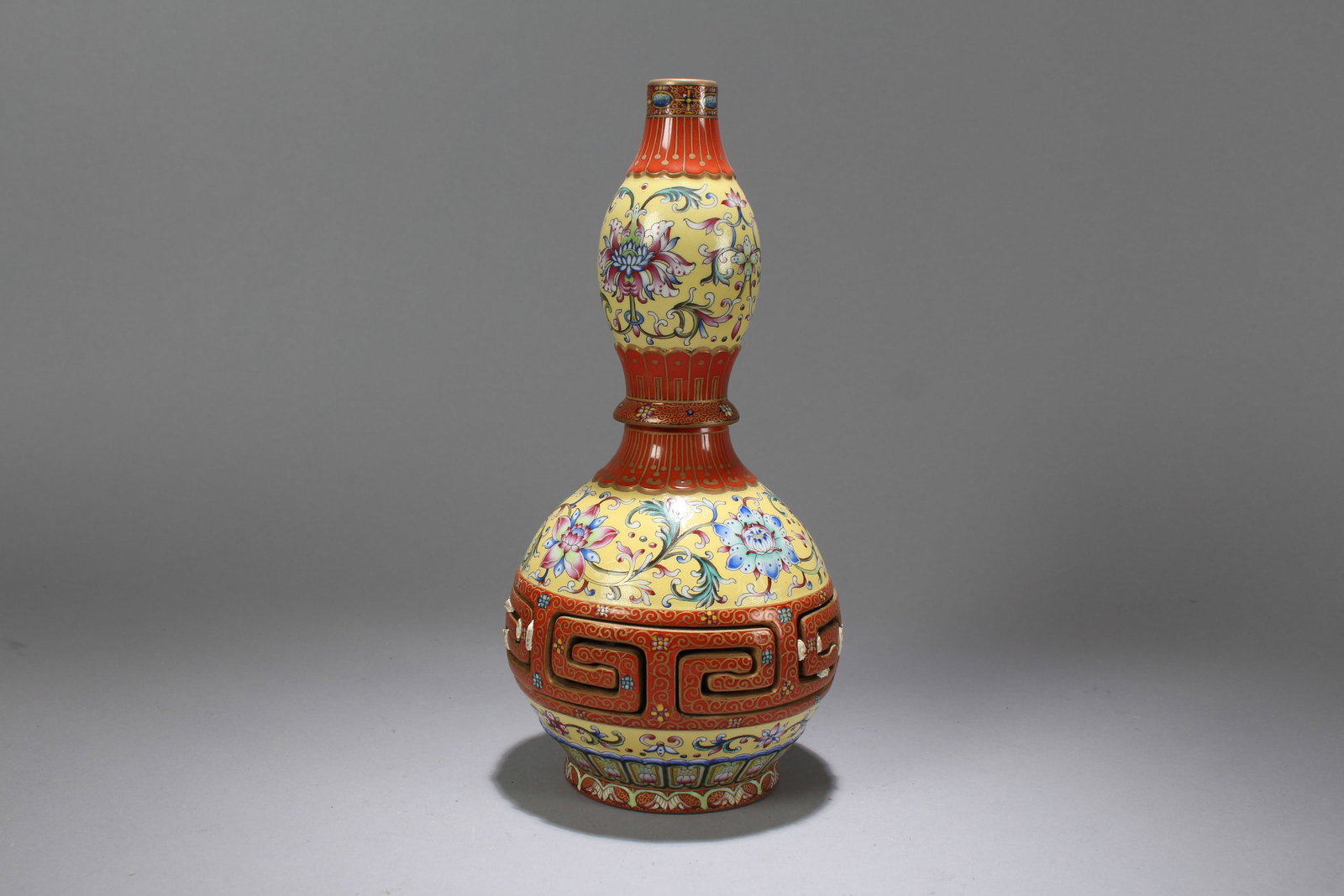 A Chinese Vividly-detaled Flower-blossom Porcelain Fortune Vase: A Chinese Vividly-detaled Flower-blossom Porcelain Fortune Vase. Height: 10.5 (inch). Opening Diameter: 4.5 (inch)