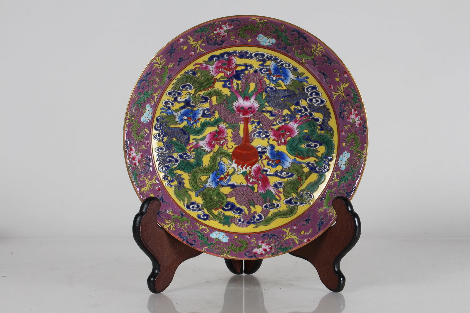 A Chinese Dragon-decorating Ancient-framing Porcelain Fortune Plate: A Chinese Dragon-decorating Ancient-framing Porcelain Fortune Plate. Opening Diameter: 8.5 (inch).