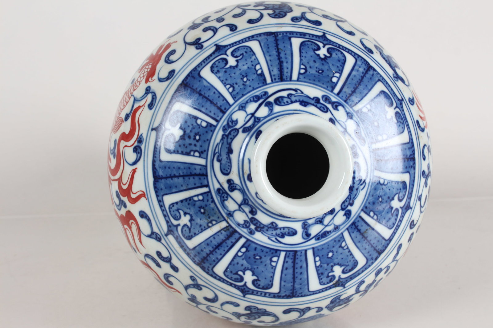 A Chinese Dragon-decorating Fortune Porcelain Vase - 3