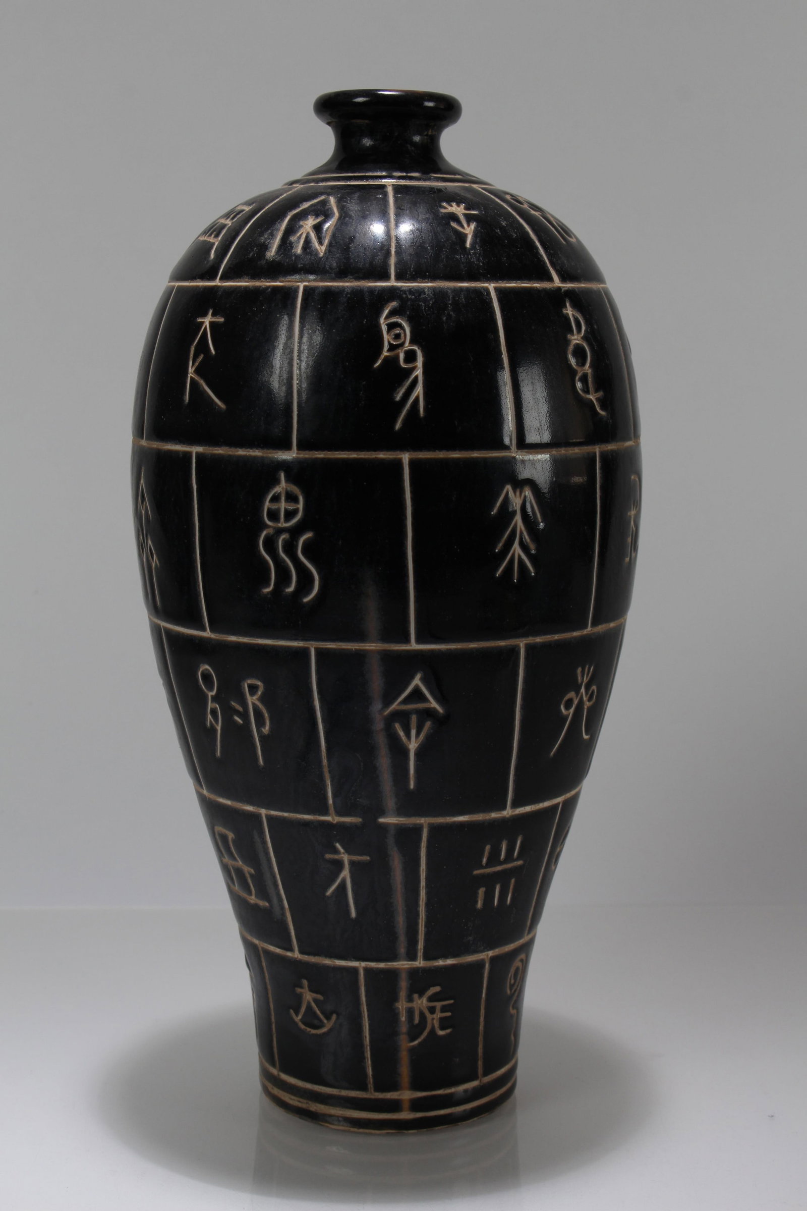 A Chinese Dark-coding Anicent-framing Porcelain Fortune Vase - 2
