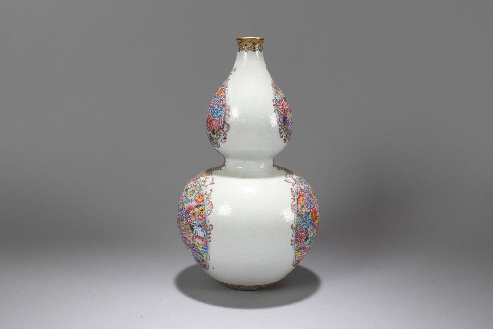 A Chinese Vividly-detaled Flower-blossom Porcelain Fortune Vase: A Chinese Vividly-detaled Flower-blossom Porcelain Fortune Vase. Height: 5 (inch). Opening Diameter: 5.5 (inch)