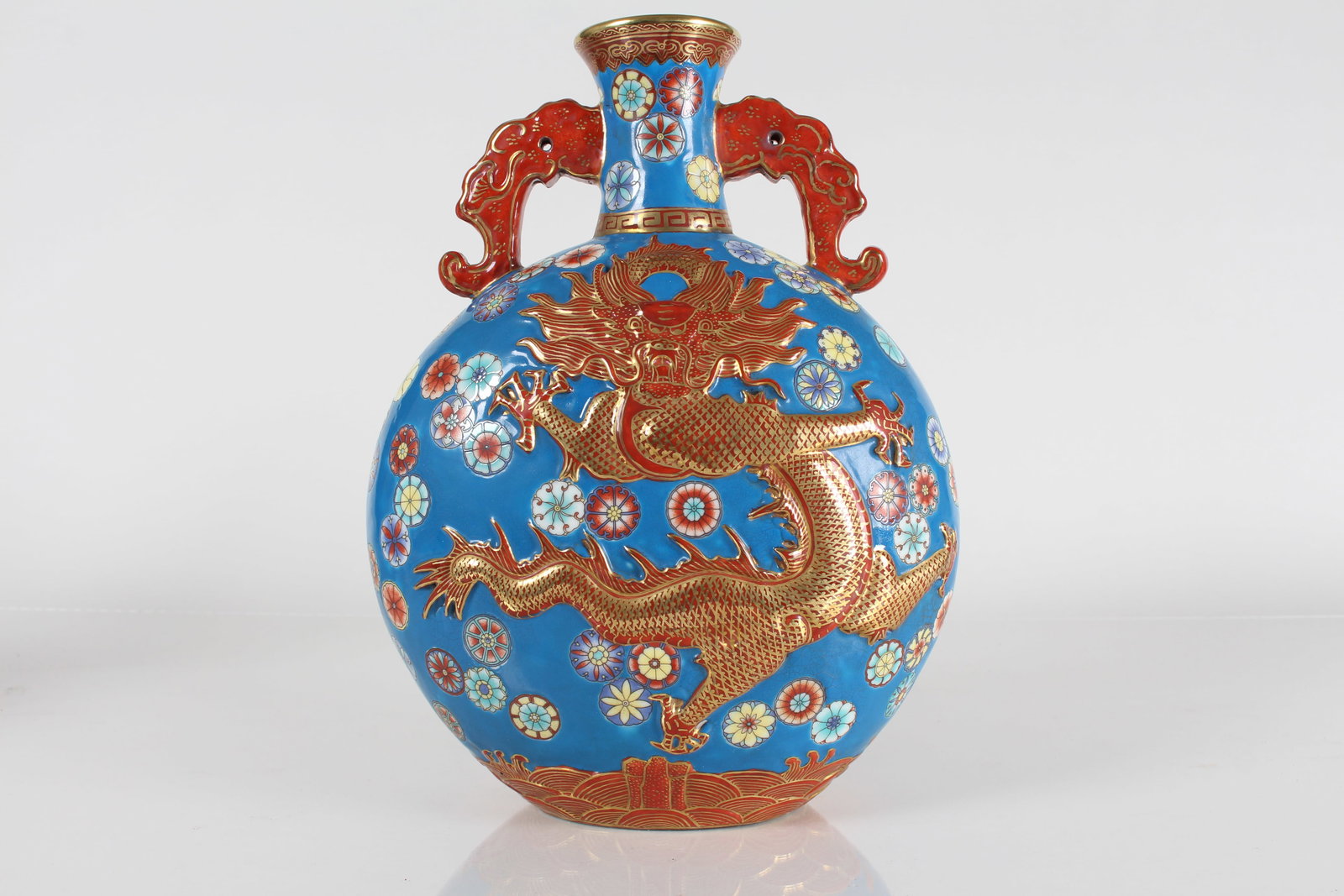 A Chinese Vividly-detailed Duo-handled Dragon-decorating Porcelain Fortune Vase: A Chinese Vividly-detailed Duo-handled Dragon-decorating Porcelain Fortune Vase . Height: 11 (inch).