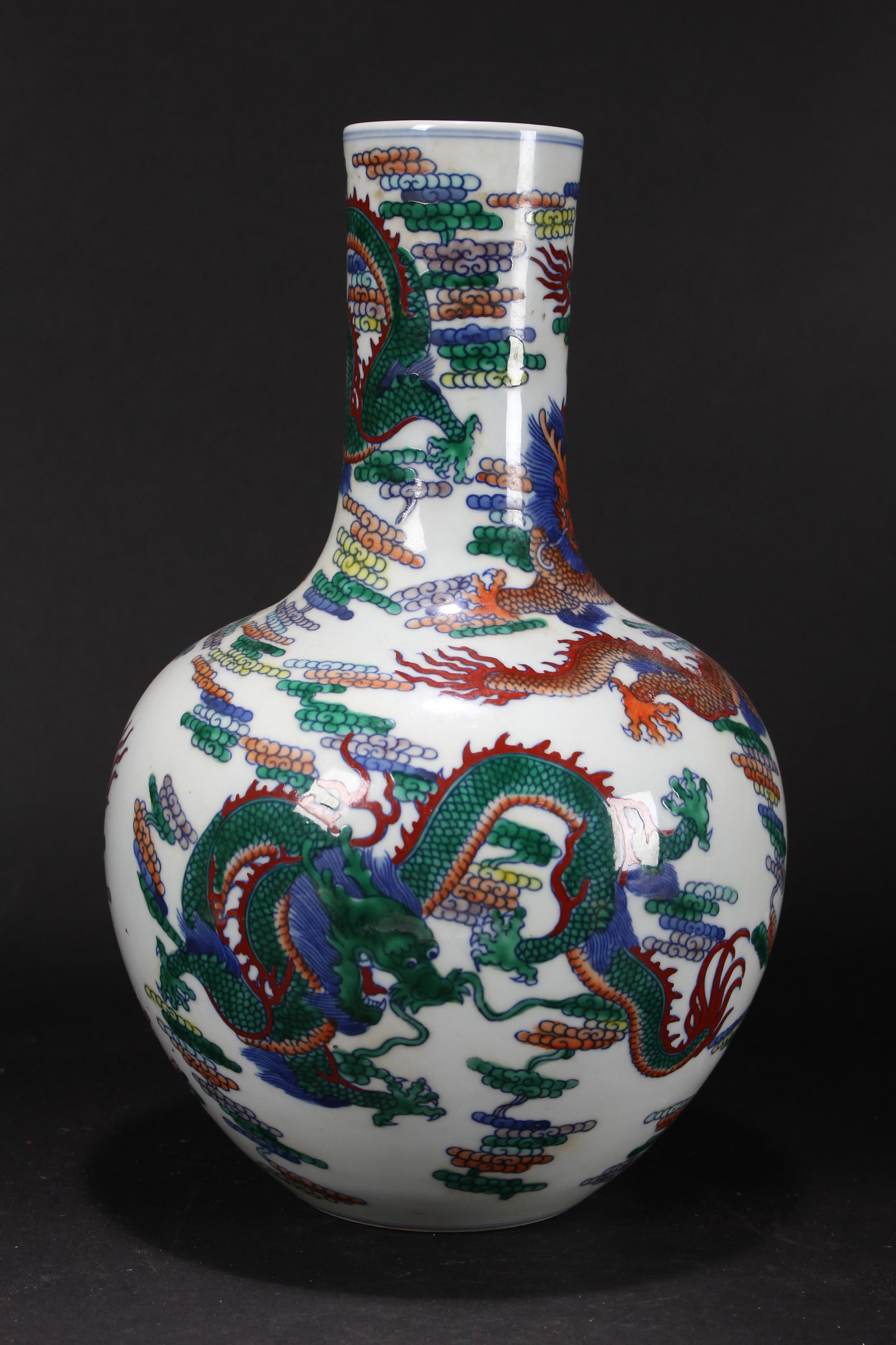 A Chinese Dragon-decorating Anicent-framing Porcelain Vase: A Chinese Dragon-decorating Anicent-framing Porcelain Vase. Height: 12.5 (inch).