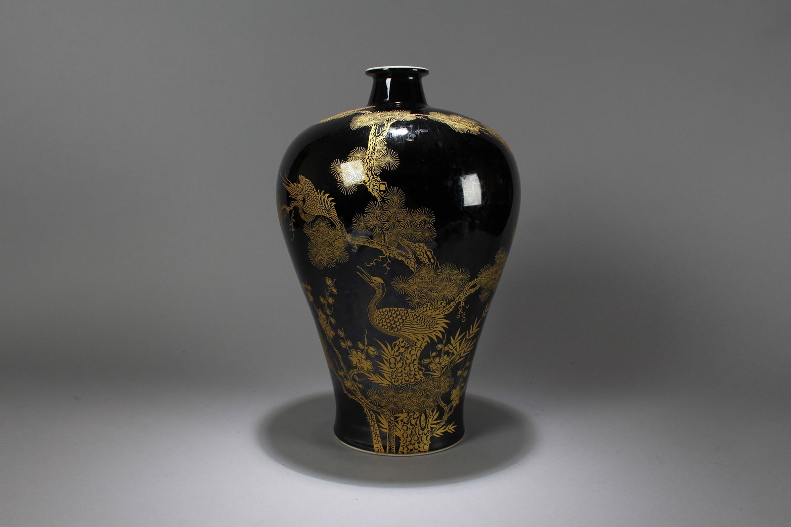 A Chinese Vividly-detailed Blue-coding Porcelain Vase: A Chinese Vividly-detailed Blue-coding Porcelain Vase. Height: 14.25 (inch). Opening Diameter: 8.5 (inch)