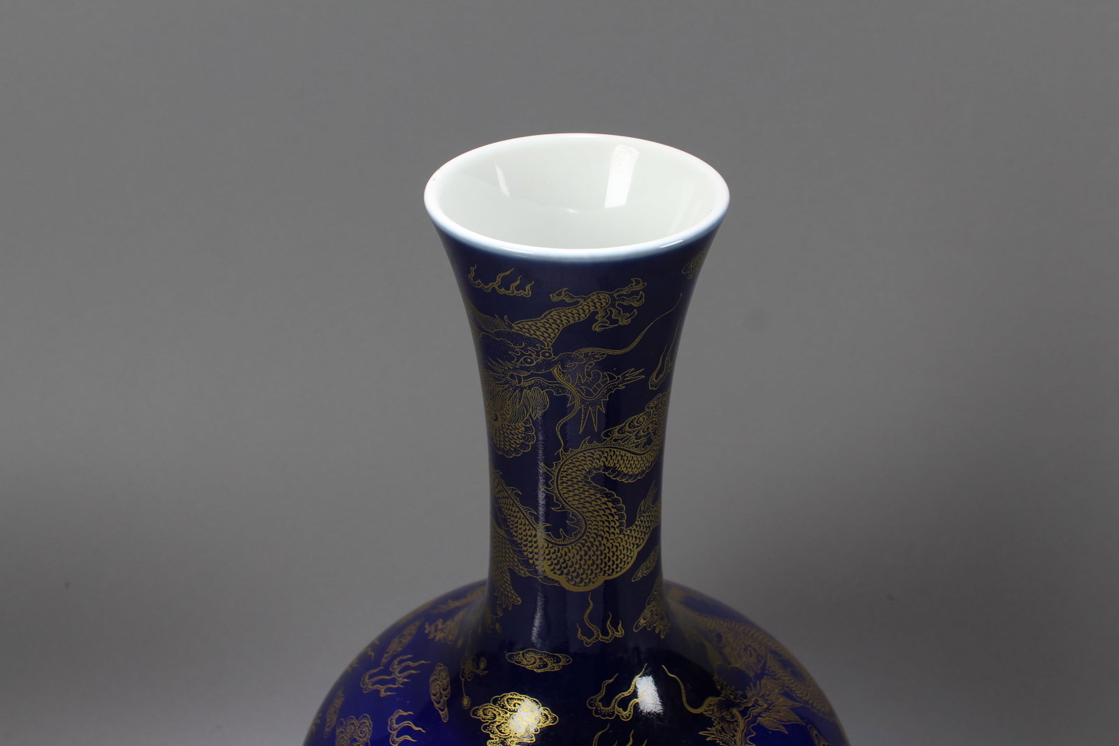 A Chinese Dragon-decorating Blue-coding Porcelain Vase - 4