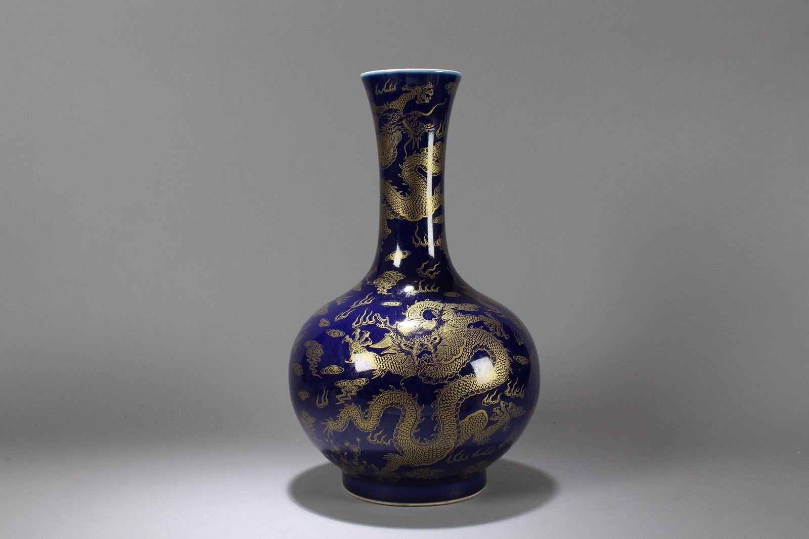A Chinese Dragon-decorating Blue-coding Porcelain Vase - 7