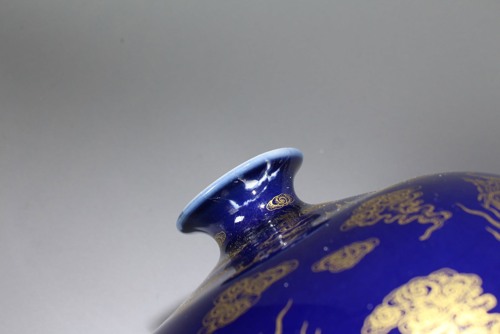 A Chinese Dragon-decorating Blue-coding Porcelain Vase - 6