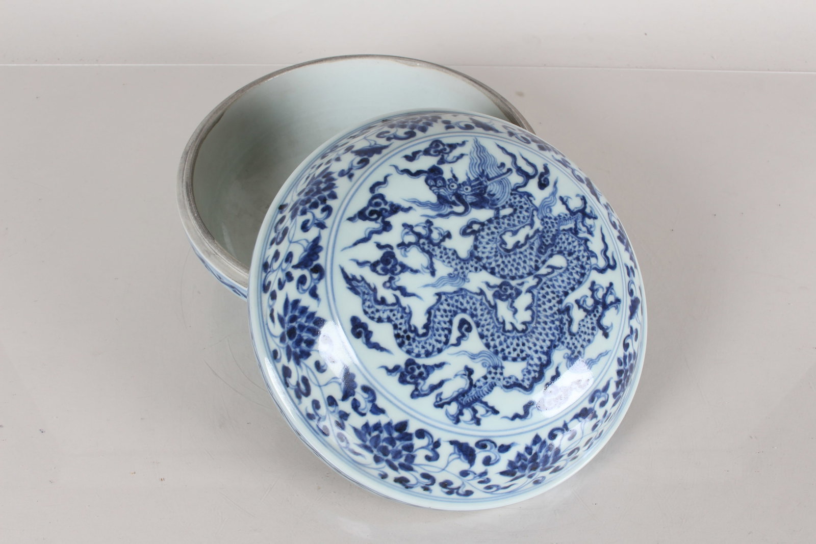 A Chinese Massive Blue and White Porcelain Lidded Box - 3