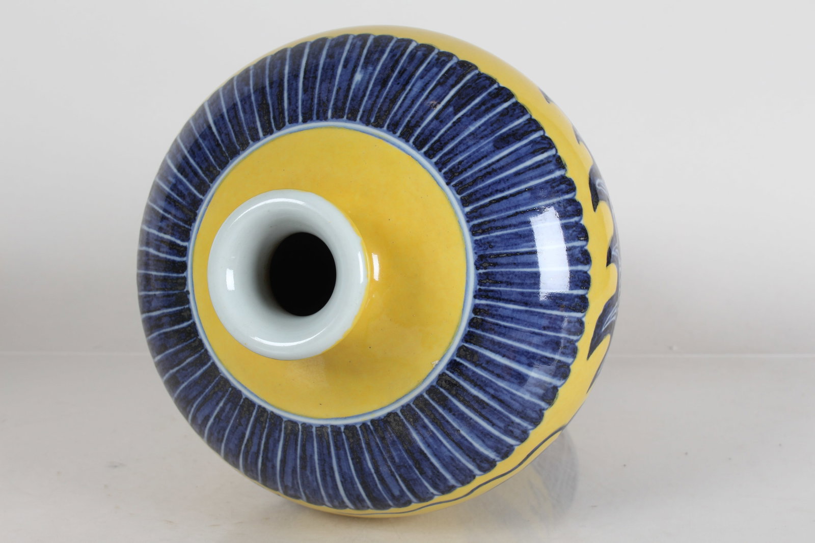 A Chinese Dragon-decorating Yellow-coding Porcelain Fortune Vase - 4