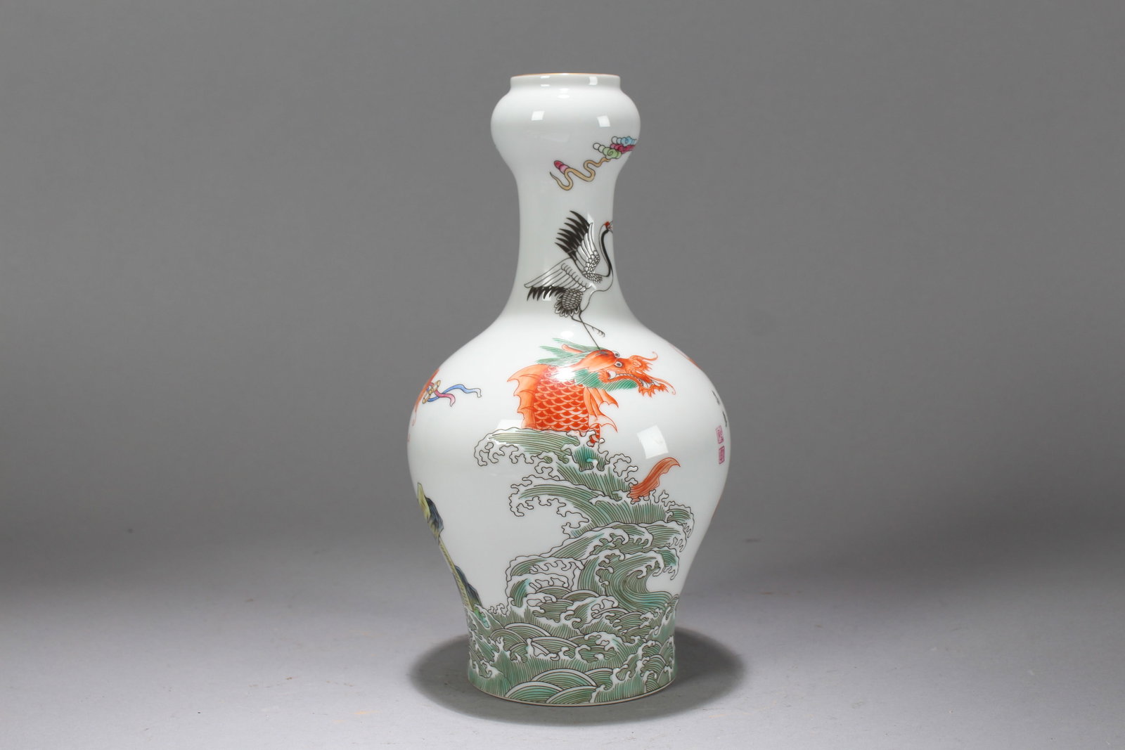 A Chinese Nature-sceen Vividly-detailed Porcelain Fortune Vase: A Chinese Nature-sceen Vividly-detailed Porcelain Fortune Vase. Height: 9 (inch). Width: 4.5 (inch).