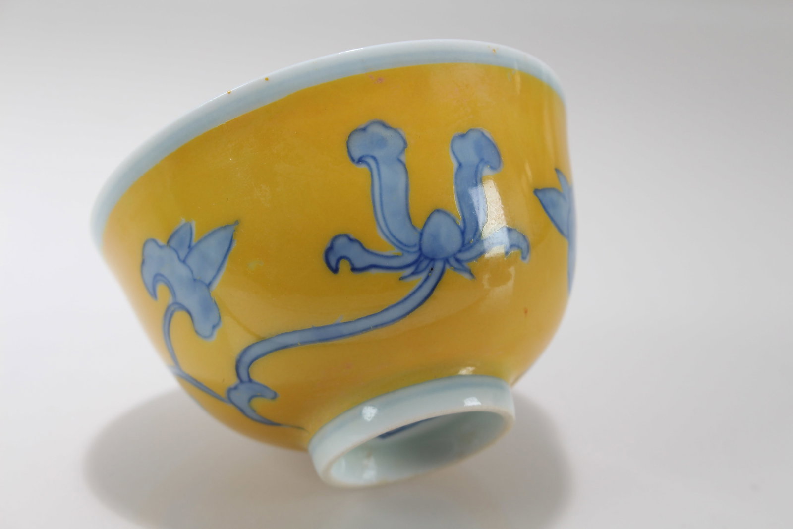 A Chinese Yellow-coding Blue and White Porcelain Cup - 2