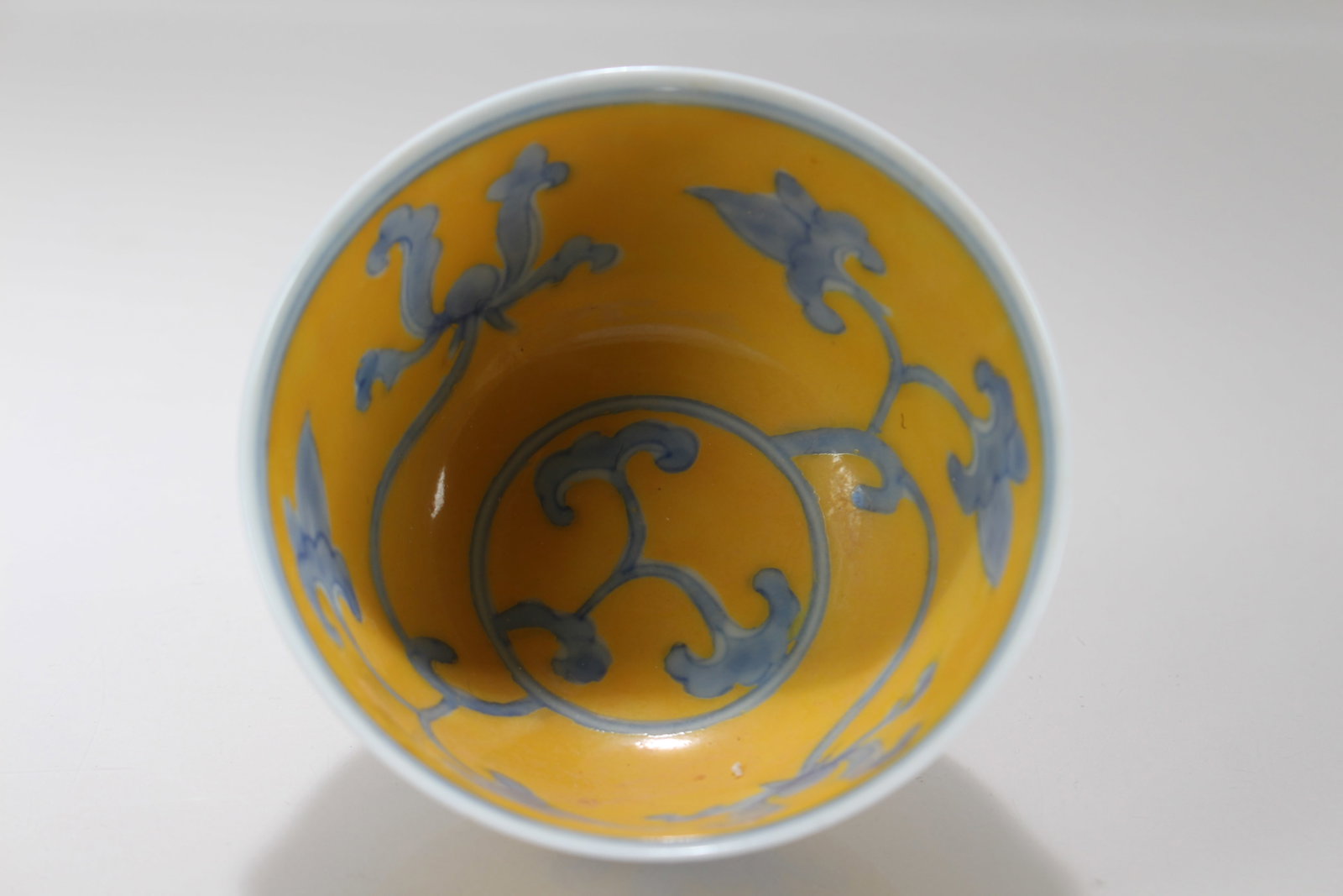 A Chinese Yellow-coding Blue and White Porcelain Cup - 3