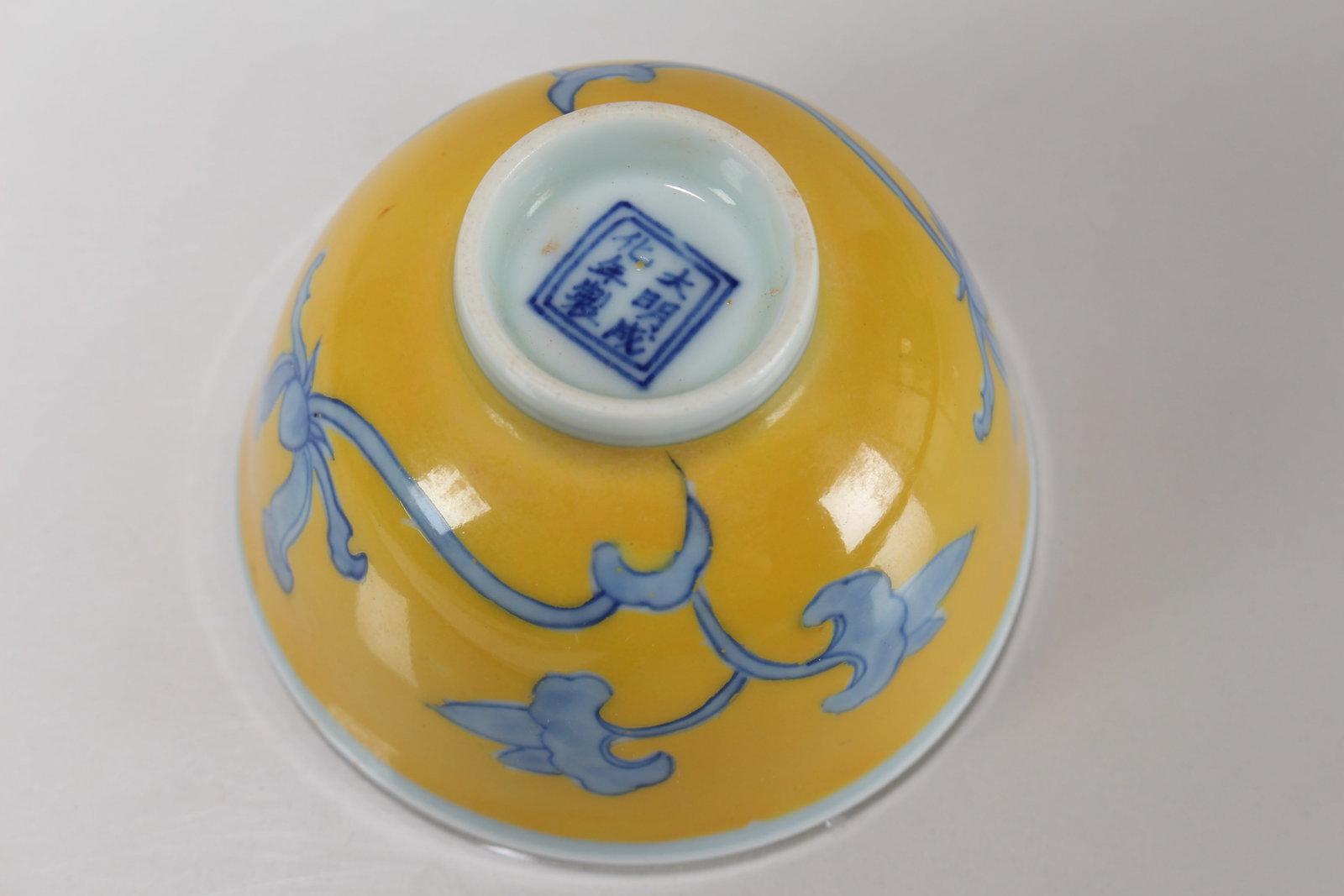 A Chinese Yellow-coding Blue and White Porcelain Cup - 4