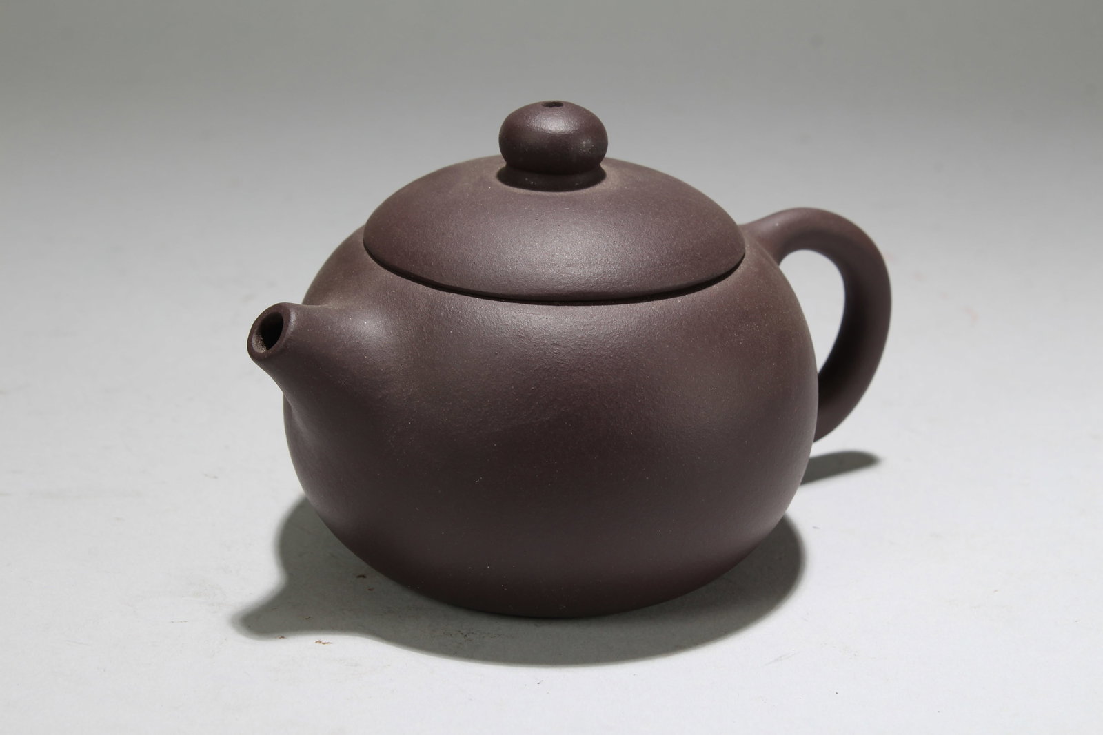 Chinese Tea Pot: Chinese Tea Pot. Height: 3 (inch). Length: 5 (inch).