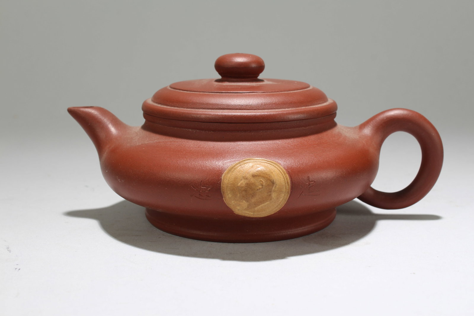 Chinese Tea Pot: Chinese Tea Pot. Height: 3 (inch). Length: 6.5 (inch).