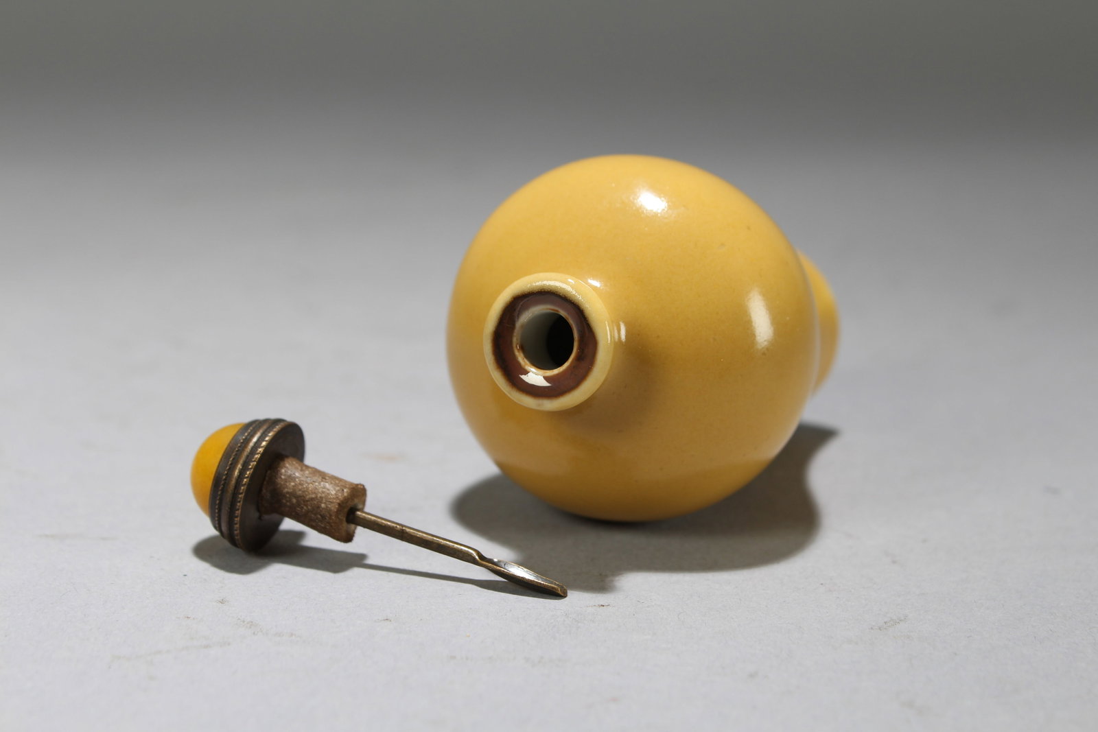 A Chinese Yellow-coding Fortune Snuff Bottle - 4