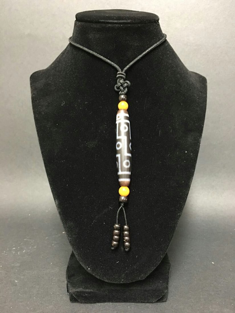 A fine Tibetan Bead (2 knots) Necklace. (1 of 6)