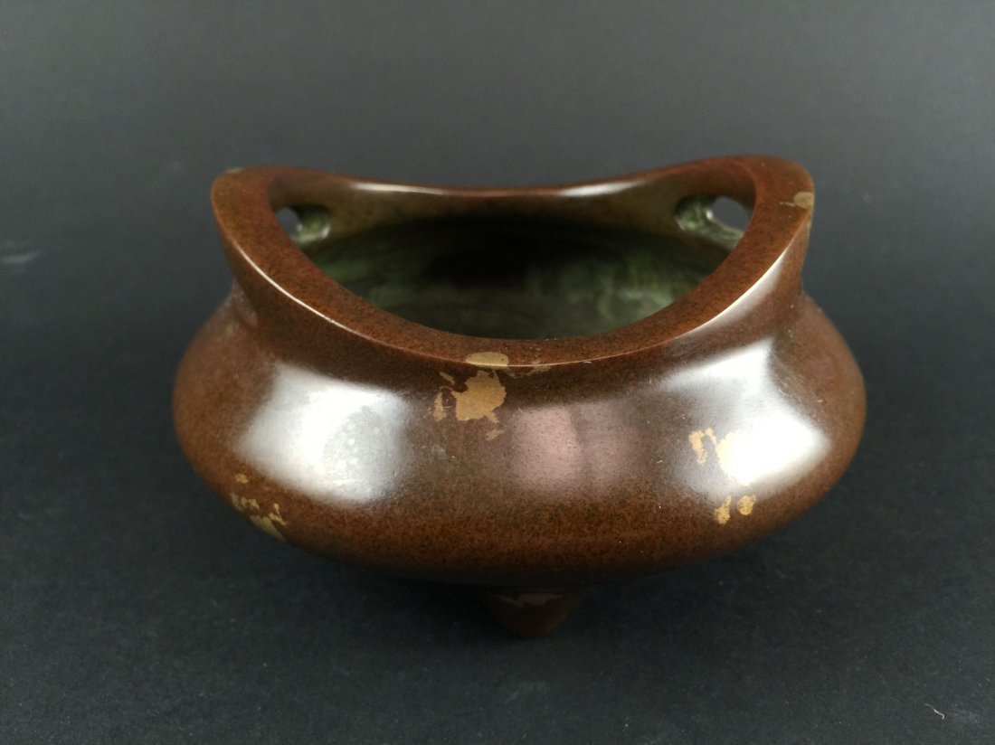 A Bent-circular Inner-dot Chinese Incense Burner: A Bent-circular Inner-dot Chinese Incense Burner. Opening Diameter: 4.0 (inch). Height: 2.75 (inch).