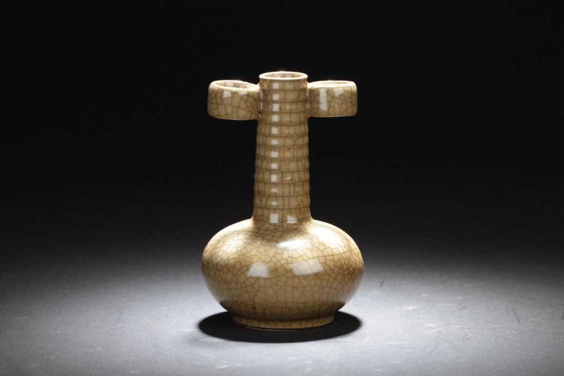 A Duo-ear Chinese Narrow-opening Porcelain Crack-style (1 of 9)