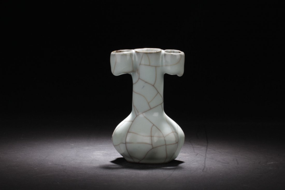 A Tri-opening Chinese Crackstyle Vase (1 of 8)