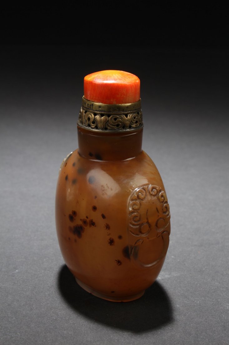 A Myth-handled Chinese Agate-curving Snuff Bottle (1 of 4)