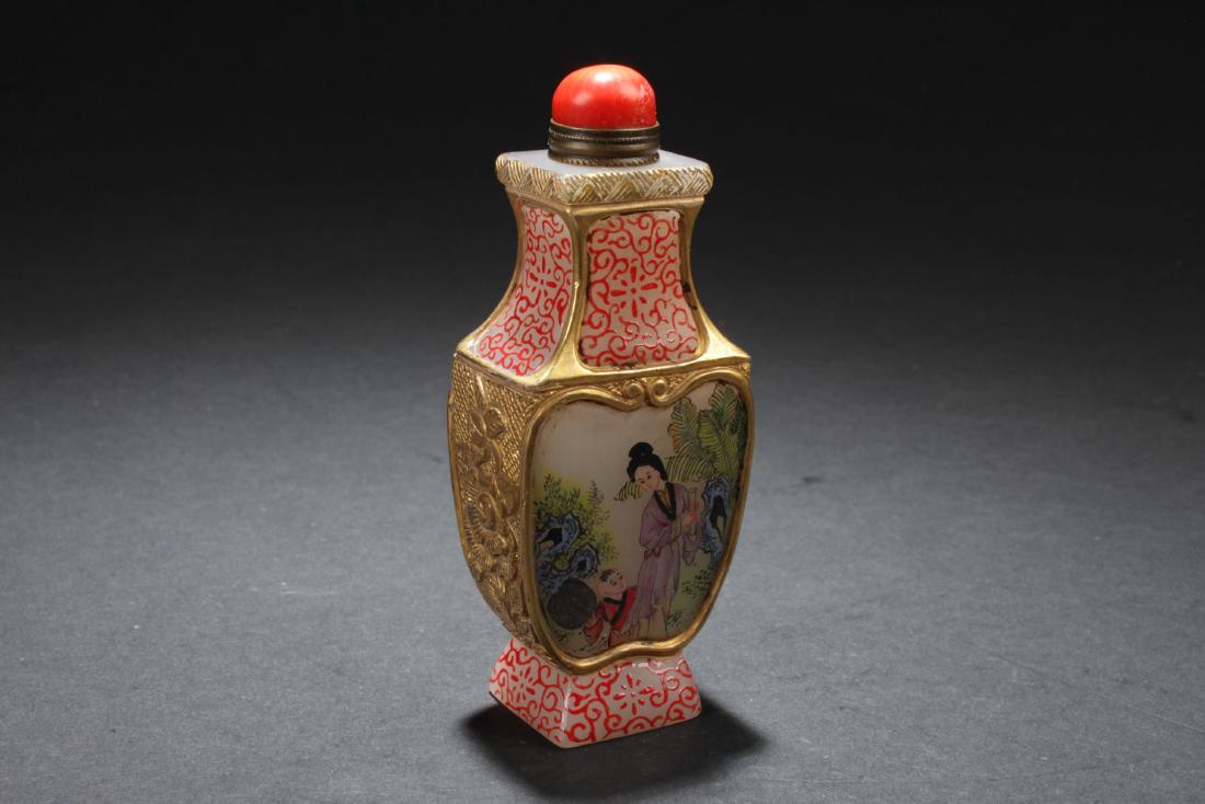 An Estate Lady-portrait Chinese Snuff Bottle (1 of 4)