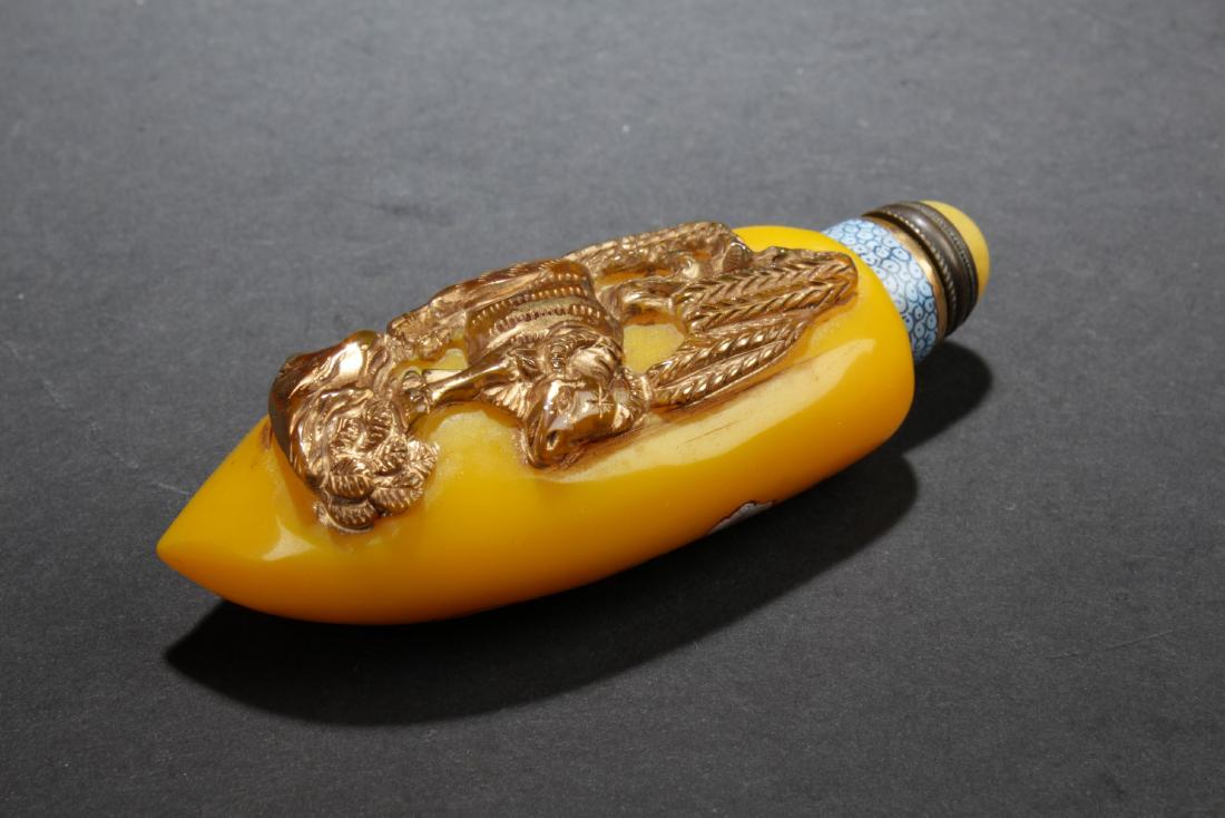 A Leaf-shape Chinese Flower-blossom Snuff Bottle (1 of 4)