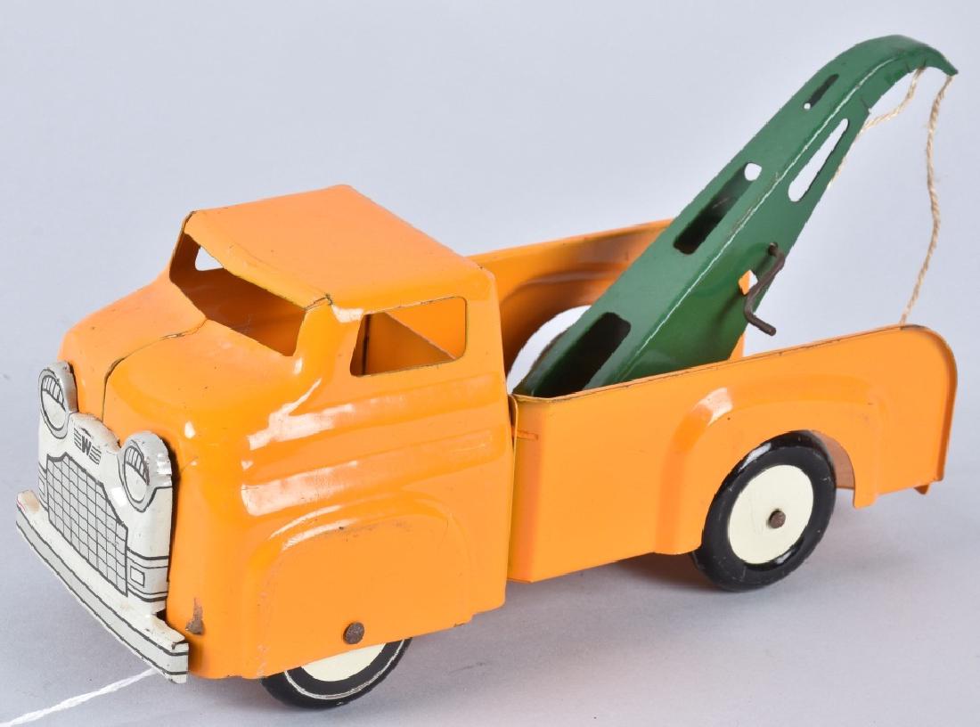 WYANDOTTE WRECKER TOW TRUCK: 9" all metal construction including wheels. Light wear. Excellent