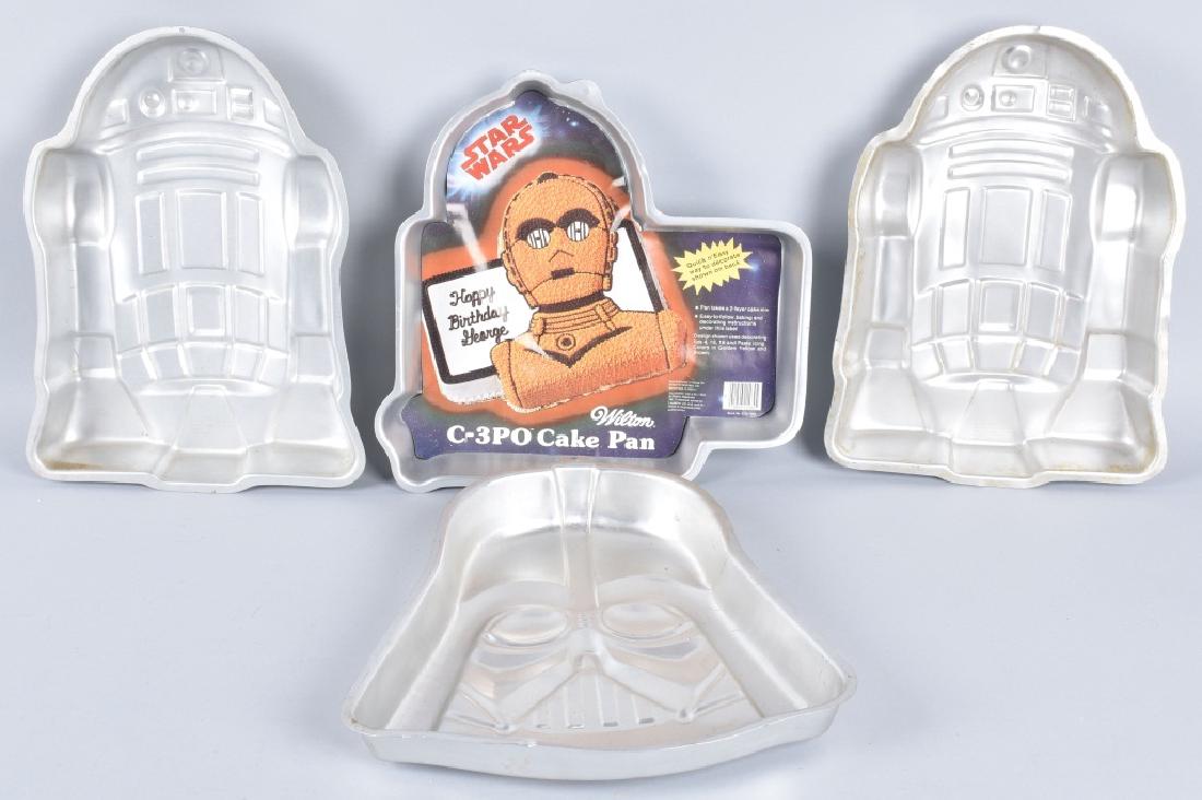 4- VINTAGE STAR WARS CAKE PANS: Includes 2- R2-D2, Darth Vader, and C3PO. Excellent