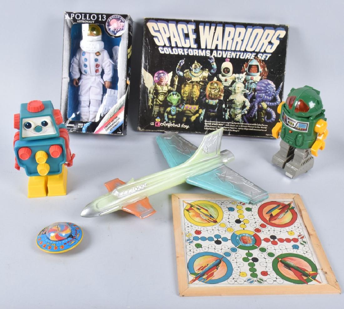 LOT OF VINTAGE ROBOTS & SPACE TOYS (1 of 10)