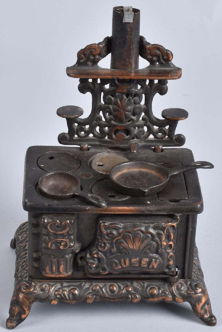 CAST IRON QUEEN TOY STOVE (1 of 4)