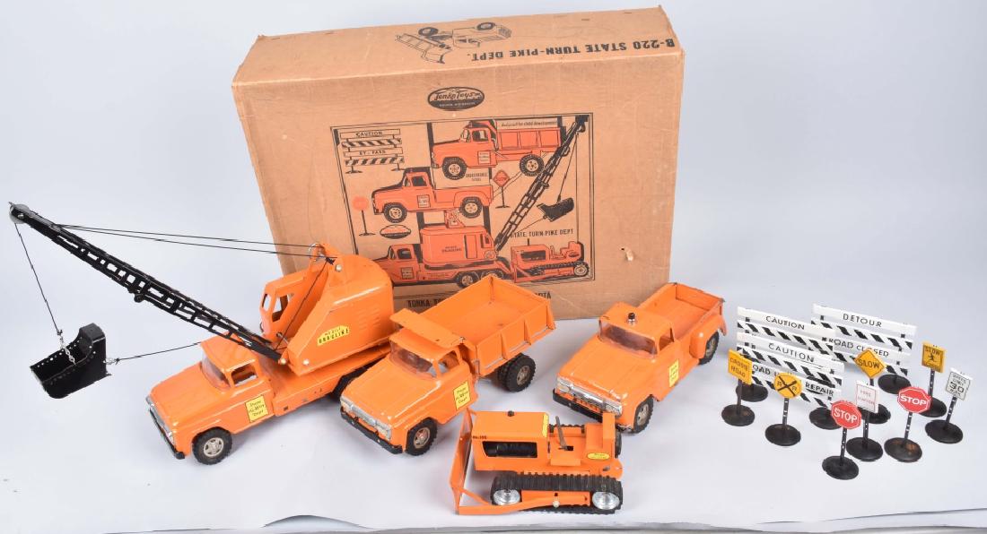 TONKA B-220 STATE TURN-PIKE DEPT SET w/ BOX: Great Tonka Set includes Dump Truck, Pickup Truck, Dragline Truck, and Dozer. Come with accessory road signs. Set has light wear. 27" Very Good-Excellent