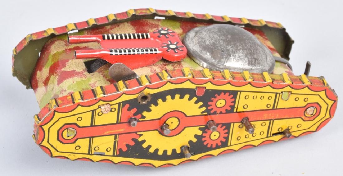 MARX TIN WINDUP SPARKLING TANK (1 of 5)