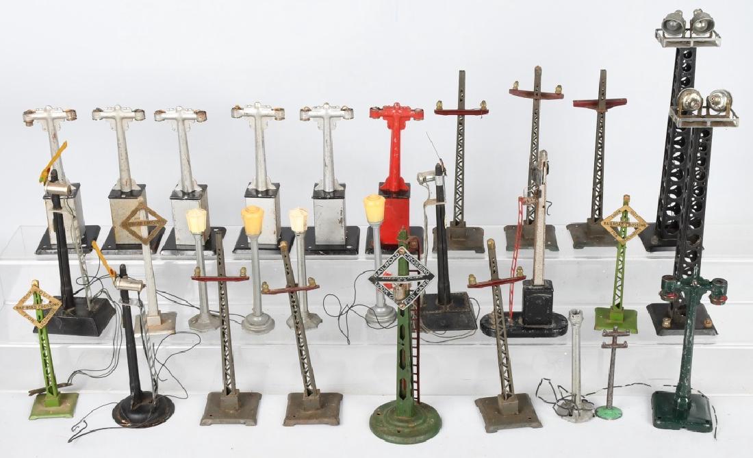 LOT OF TRAIN ACCESSORIES (1 of 6)