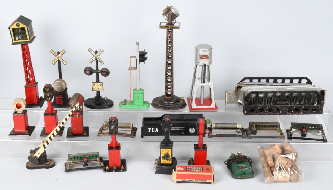 LOT OF TRAIN ACCESSORIES (1 of 5)