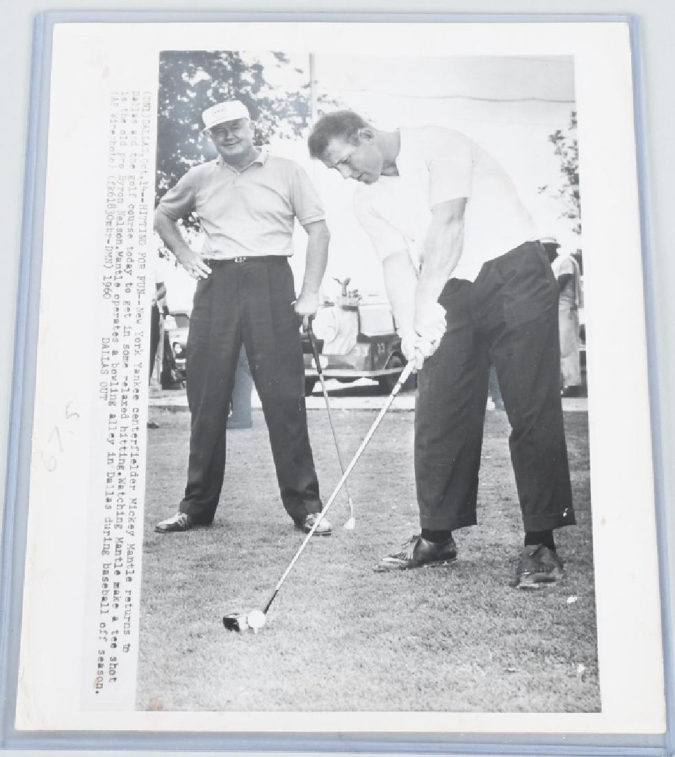 ORIGINAL BASEBALL WIRE PHOTO MICKEY MANTLE YANKEE (1 of 2)